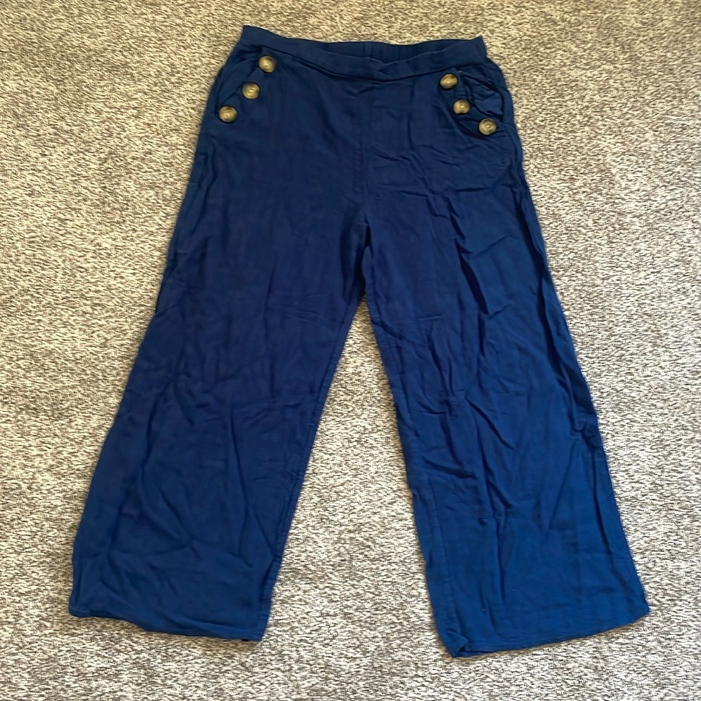Blue linen pants with elastic waist and tortois shell buttons